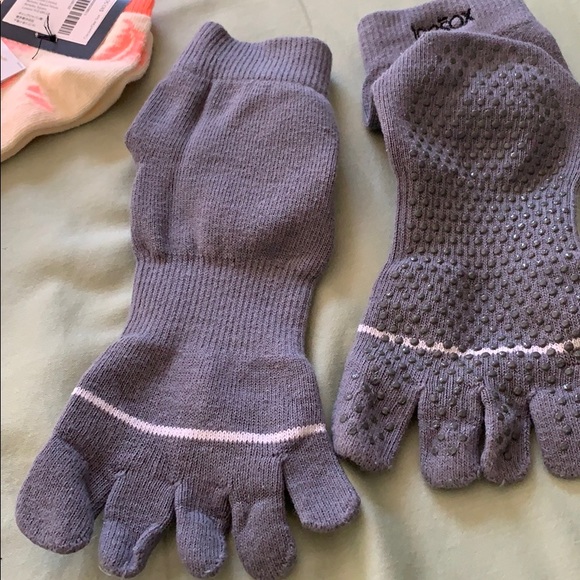 Bundle of Banana Republic bootie socks & toe socks - Picture 2 of 8